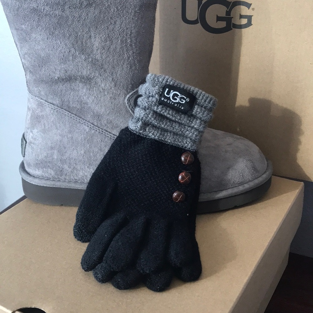 New UGG knitted gloves black/grey.